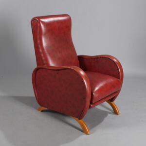 Italiensk designer Loungestol med udklappelig fodskammel, betrukket med rødt skai, beslået med sorte søm, ben af bøgetræ. 1950-1960erne.