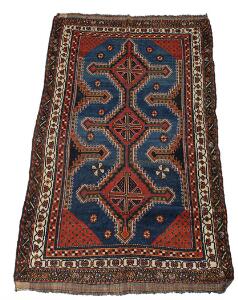 Shiraz tæppe, prydet med tre sammenhængende geometriske medaljoner på blå bund. Persien. 20. årh.s første halvdel. 236 x 142.