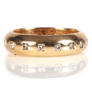 Diamantring af 18 kt. guld prydet med brilliantslebne diamanter, på i alt ca. 0.40 ct. Str. 59. Ca. 2010.