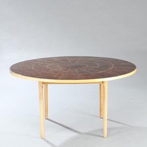 Bjørn Wiinblad Spisebord med stel af bøg opsat på tilspidsende ben. Cirkulær top ilagt stentøjskakler dekoreret med brun glasur. H. 70. Diam. 137.