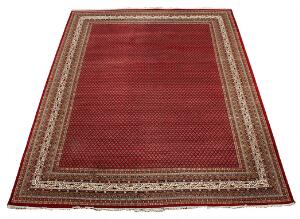 Indisk tæppe i Seraband design, prydet med gentagelsesmønster i form af små botehs på rød bund. Ca. 2000. 396 x 299.