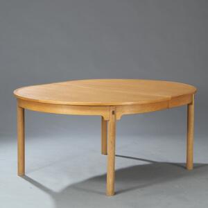 Børge Mogensen Øresund. Ovalt spisebord af patineret eg med fire tilhørende tillægsplader. L. 170.410. 5