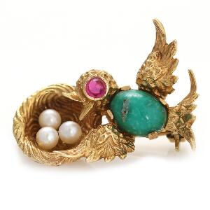 Perle- og turkisbroche af 14 kt. guld i form af fugl med rede prydet med caboconslebet turkis og rubin samt tre perler. L. ca. 2,5 cm. Vægt 5,0 g.