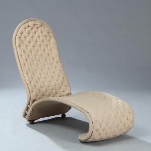 Verner Panton Relaxer Chair. Chaiselong med lyst dybthæftet betræk, kugleben af mørkbejdset træ. Formgivet 1973. Udført hos Fritz Hansen.