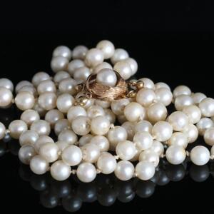 Dobbeltradet kulturperlekæde med lås af 14 kt. guld. Perlediam. 6,5-6,9 mm. L. 53.