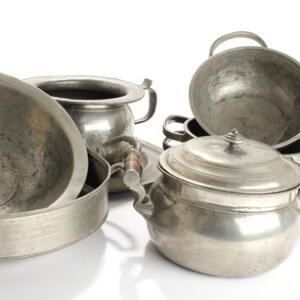 En samling tin, bestående af fire øreskåle, gryde, potte, skål og fad. Flere dele stemplet. 18.-19. årh. Diam. 19-29,5. 8