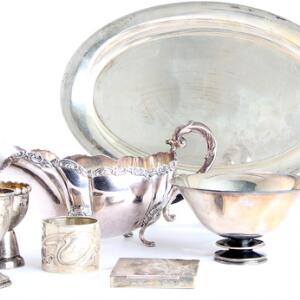 Skål, sauceskål, to bægre, servietring og A.F. Rasmussen fad af sølv. Vægt ca. 736 gr. Samt pudderdåse af sølv med indvendig spejl. 20. årh. 7