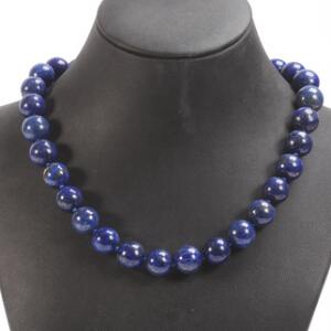 Lapis lazulihalskæde prydet med perler af cabochonslebne lapis lazuli. Perlediam. ca. 10 mm. L. ca. 45 cm.