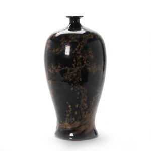 Japansk meiping vase af stentøj, dekoreret med sort glasur med blomstrende prunus i brunt. Sign. 20. årh. H. 49 cm.