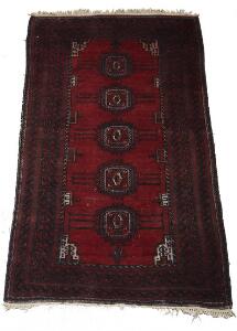 Semiantik Belouch tæppe, prydet med fem medaljoner på rød bund. Persien. 20. årh.s midte. 211 x 118.