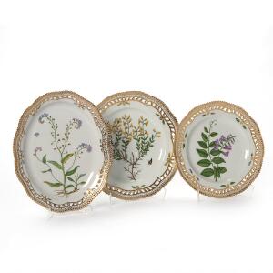 Flora Danica to gennembrudte tallerkener samt ovalt fad af porcelæn dekorerede i farver og guld med blomster. 3537, 3553, 3554. Royal Copenhagen. 3