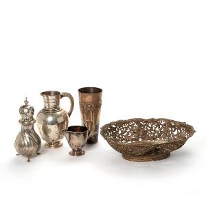 Samling sølv bestående af kande, vase, strøbøsse samt gennembrudt skål. 19.-20. årh. H. 11,5-20 cm. Vægt 1840 gr. 5