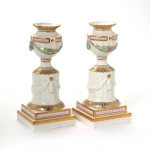 Et par lysestager af porcelæn, dekorerede i farver og guld. Juliane Maries mærke. 12365. Royal Copenhagen. H. 17 cm. 2