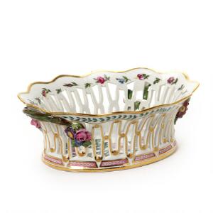 Perlestellet gennembrudt frugtkurv af porcelæn dekoreret i farver og guld med blomster. Hjemmedekoreret. H. 9 cm. L. 26 cm.