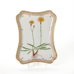 Flora Danica firsidet sættebakke af porcelæn dekoreret i farver og guld med blomster. 3565. Royal Copenhagen. L. 30 cm.