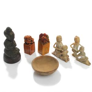 Fem orientalske figurer af sten og delvis bemalet lertøj samt skål af alabast. Skål med mærke under bund. 20. årh. H. 9-15,5. Skål H. 4. Diam. 11. 6