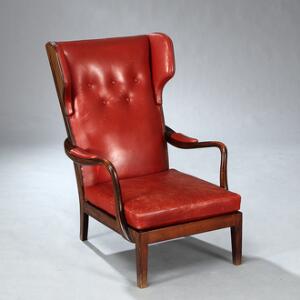 Jacob Kjær, tilskrevet Øreklapstol med stel af bejdset bøg. Sæde, ryg og delvis armlæn betrukket med originalt patineret rødt skind. Ca. 1940erne.
