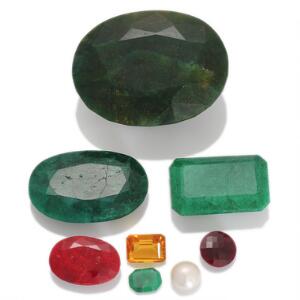Samling af uindfattede facetslebne smykkesten og perle, bestående af smaragder, rubiner, citrin og ferskvandskulturperle. I alt ca. 955.14 ct. 8
