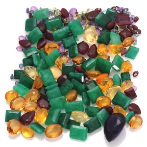 Samling af uindfattede facetslebne smykkesten bestående af smaragder, citriner, rubiner, peridoter, ametyster og granater. Ca. 2013. 50