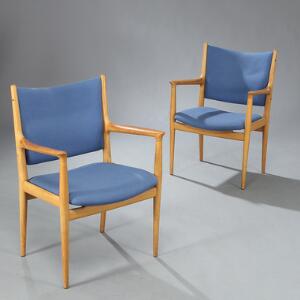Hans J. Wegner Et par armstole med stel af eg. Sæde samt ryg betrukket med lys blå uld. Model JH 513. Udført hos Johannes Hansen. 2