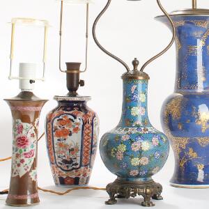 Cloisonné bordlampe og tre orientalske vaser af porcelæn, dekorerede i farver. Kina 20. årh. H. ekskl. montering 25-46. 4