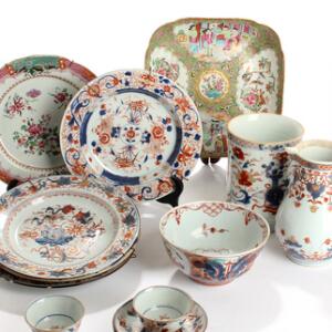 Krus med hank, kande, fem tallerkener, to par kopper og to skåle af porcelæn, rigt dekorerede i farver. Kina 19.-20. årh. Kande H. 17. 11