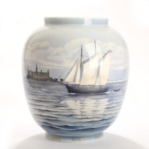 Vase af porcelæn, BG, dekoreret i underglasurfarver med skibe ud for Kronborg samt inskription. Nr. 8783271. H. 30.