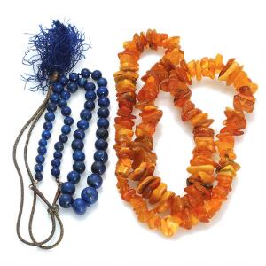 Halskæde prydet med perler af cabochonslebne lapiz lazuli, justerbar længde, samt halskæde prydet med perler af poleret rav. 2