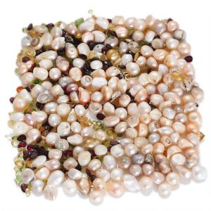 Samling af uindfattede smykkesten og perler bestående af facetslebne citriner, peridoter og granater og ferskvandskulturperler. 50
