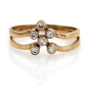 Diamantring af 14 kt. guld prydet med brillantslebne diamanter. Str. 57.
