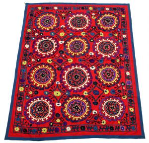 Susani sharashabs vægtæppe med silke, rigt dekoreret med blomster og ornamentik på rød bund. Uzbekistan. 20. årh.s slutning. 211 x 160.