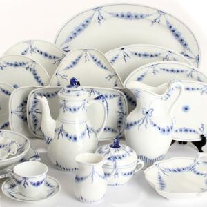 Empire. Middags- og kaffeservice af porcelæn, Kgl. P., dekoreret i underglasurblå, bestående af 48 dele. 48