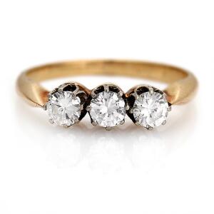 Diamantring af 14 kt. guld prydet med tre brillantslebne diamanter på i alt ca. 0.60 ct. Farve. Wesselton. Klarhed. VS. Str. 56.