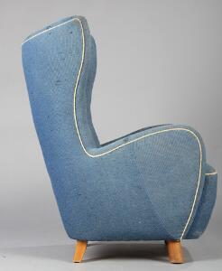 Mogens Lassen tilskrevet Højrygget øreklapstol med blåt uld, runde ben i front af bøgetræ.