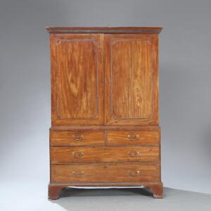 Engelsk bachelors wardrobe af mahogni. 19. årh.s første halvdel. H. 291. B. 125. D. 60.