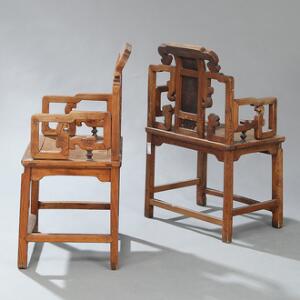 Sæt på tre kinesiske armstole af elmetræ. 20. årh. 3.