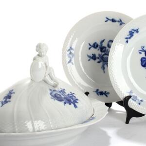Blå Blomst Svejfet og Flettet. Ragoutfad samt to tallerkener af porcelæn, Kgl. P. Ca. 1800. Terrin L. 34,5. Diam. 24,5. 3