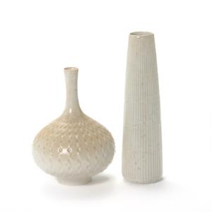 Meissen To vaser af hvidglaseret porcelæn modelleret med hhv. knoppet og riflet mønster i relief. Begge sign. xXx. H. 25,5 og 32,5. 2