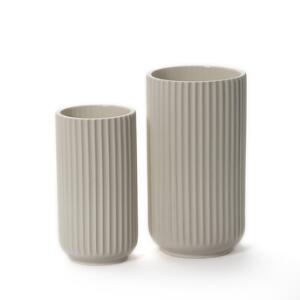 Lyngby Porcelæn To Lyngby vaser af glaseret porcelæn, modelleret med riflet mønster i relief. Begge udført hos Lyngby Porcelæn. H. hhv. 20,5 og 25,3. 2