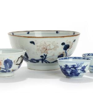 Fire kinesiske skåle af porcelæn, dekoreret i blå underglasur med landskaber og templer. 18. årh. H. 3, 5 og 7. Diam. 6, 9 og 15. 4