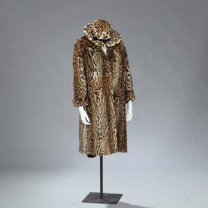 Pelsfrakke af ozelotpels med bred krave, samt hat af leopardpels. Str. 38. L. ca. 110 cm. 2