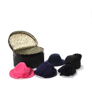 Fem forskellige hatte i en hatteæske, en sort, tre blå og en pink. Til forskelligt brug. 5