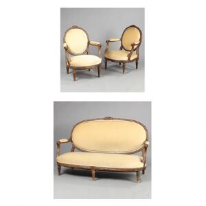 Salon af nøddetræ, prydet med skæringer, bestående af sofa samt to armstole. Louis XVI form. 20. årh. Sofa L. 174. 3