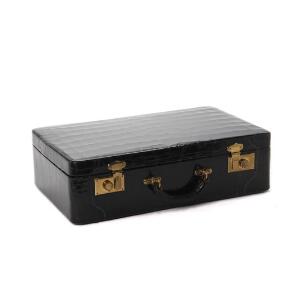 Vanity box af sort krokodilleskind, med børster og lille æske. L. ca. 44,5 cm. B. ca. 12,5 cm. H. ca. 28 cm. 20. årh.