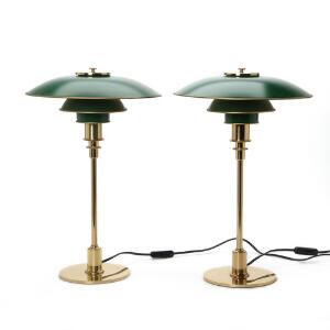 Poul Henningsen PH 32. Et par bordlamper af messing med grønlakerede metalskærme. Udført hos Louis Poulsen. 2