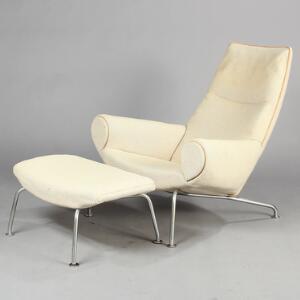 Hans J. Wegner AP 47. Lænestol og tilhørende skammel på stel af stål, ryg, sæde og sider med lyst uld. Model AP 47 og AP 49. 2