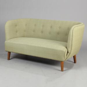 Dansk snedkermester To-personers sofa, sæde, ryg og sider med grønligt uld, dybthæftet med knapper, runde ben af eg. L. 145.