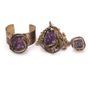 Ametystsmykkesæt af sølv bestående af vedhæng med kæde, en armring og en ring, hver prydet med rå amethyst. L. ca. 7 og 68 cm. Diam. ca. 6 cm. Str. 52. 4