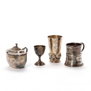 Samling sølv bestående af kopper, sennepskar og æggebæger. Danmark mm. 20. årh. H. 8,5-9,5 cm. Vægt 440 gr. 4
