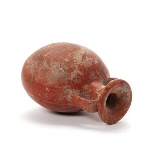 Ægyptisk pilgrimsflaske af brændt ler. Ny rige, ca. 1550-1100 f.Kr. eller senere. H. 17 cm.
